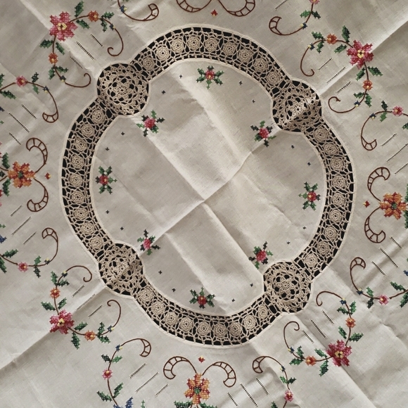 Other - BNWT vntg  hand embroidered and crushed square table cloth
